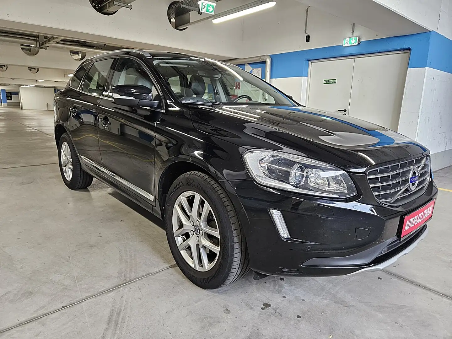 Volvo XC60 D3 DPF 2WD Summum Schwarz - 2