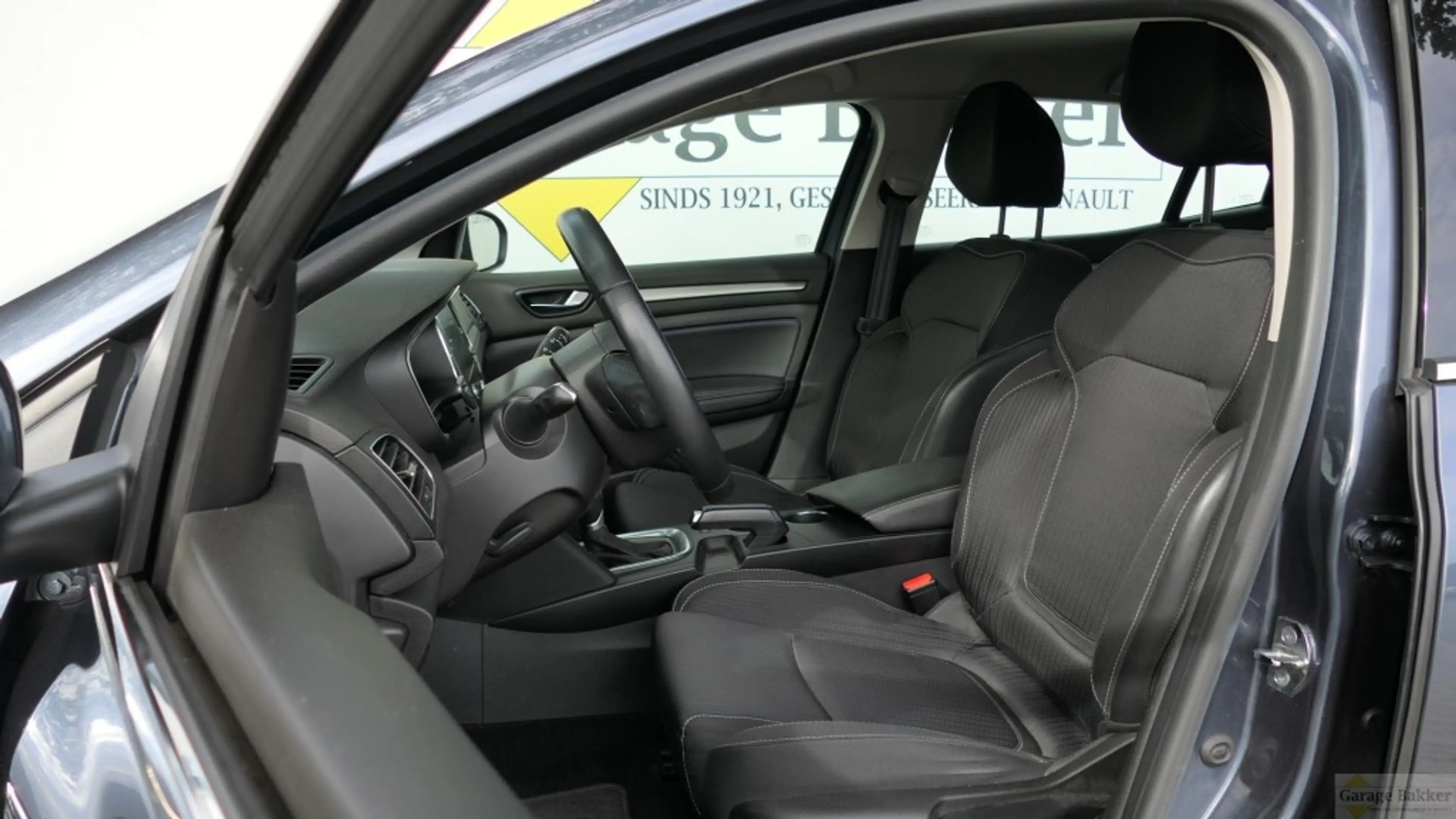 Renault Megane TCe 140 EDC Automaat Limited — photo 4