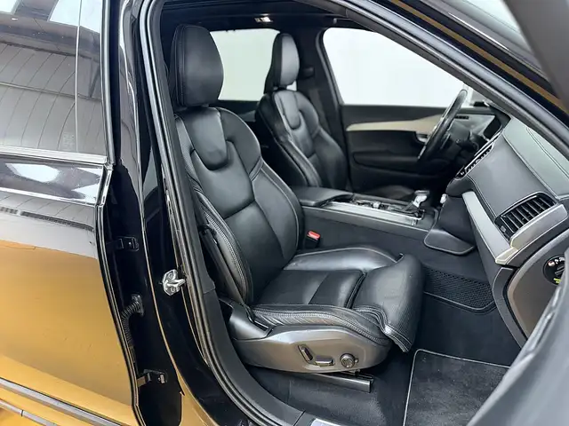 Volvo XC90 view 9