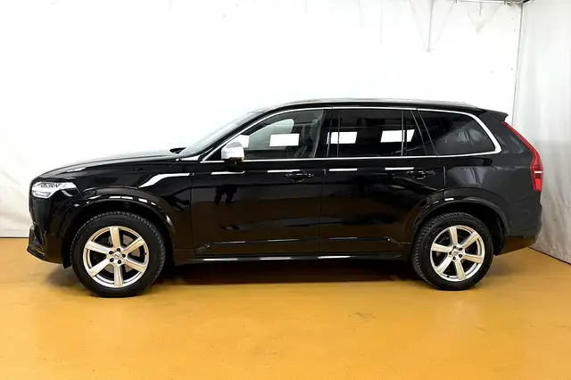 Volvo XC90 view 3