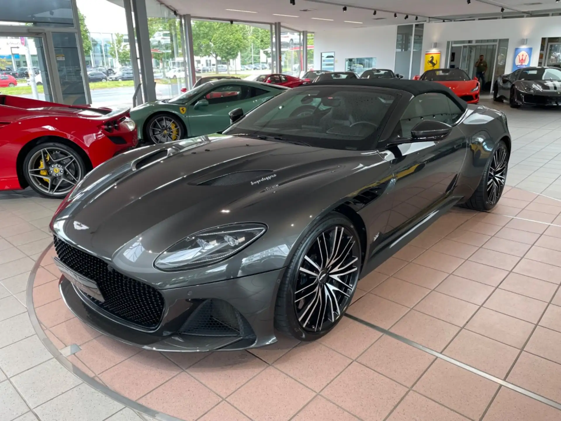 애스턴마틴 DBS Coupe 2021 건메탈 사진 5