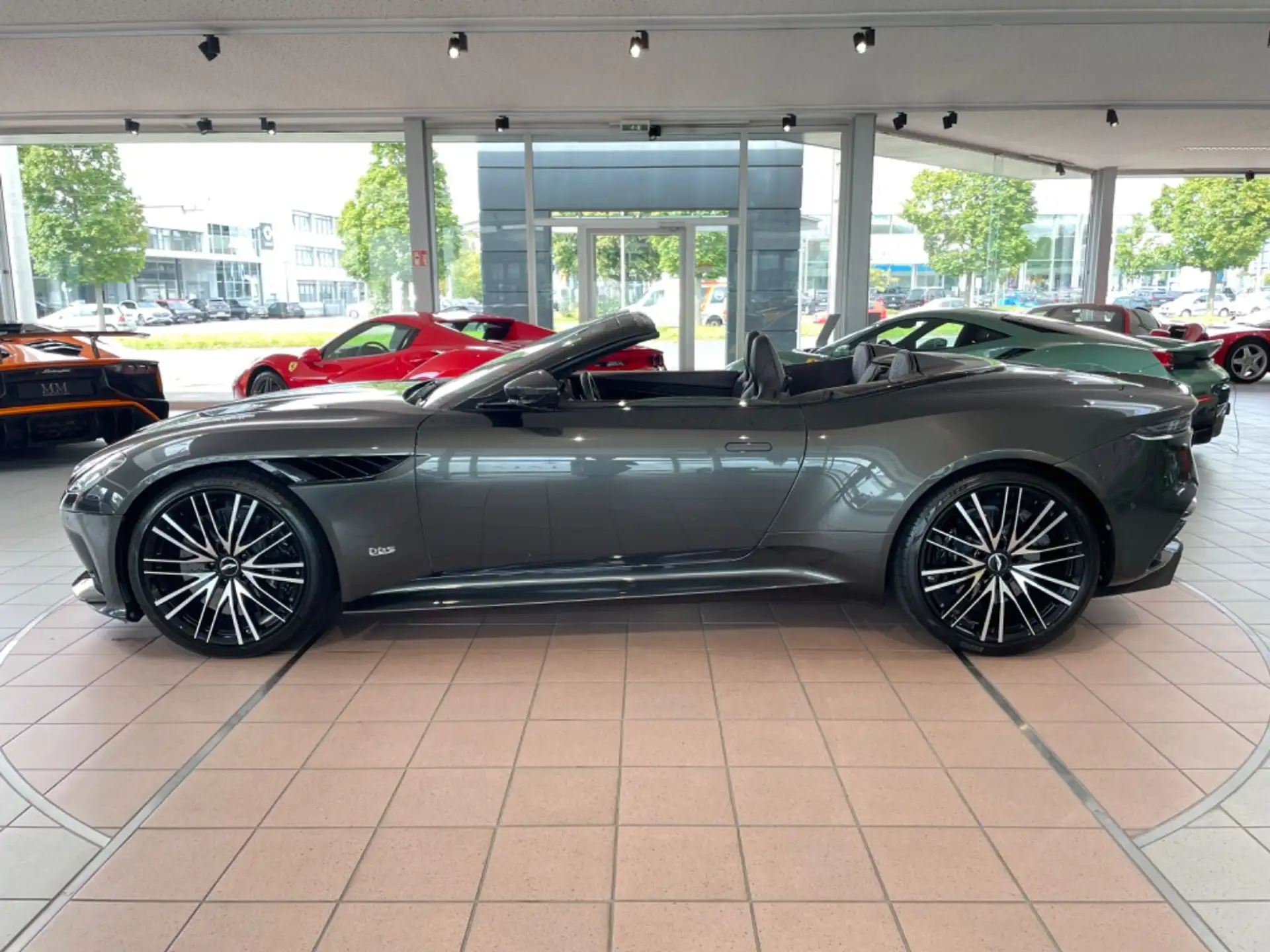 애스턴마틴 DBS Coupe 2021 건메탈 사진 6
