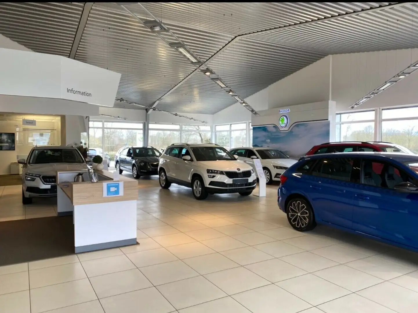 Volkswagen Touran 2.0 TDI Highline DSG ACC Pano AHK Schwarz - 2