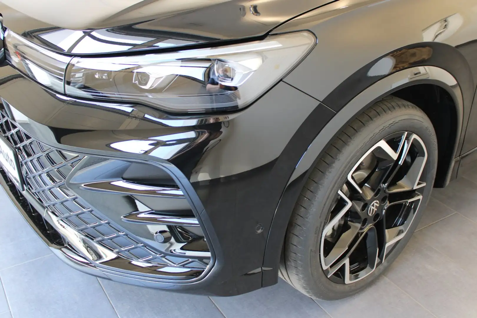 Volkswagen Tiguan Sport TDI DSG Schwarz - 2