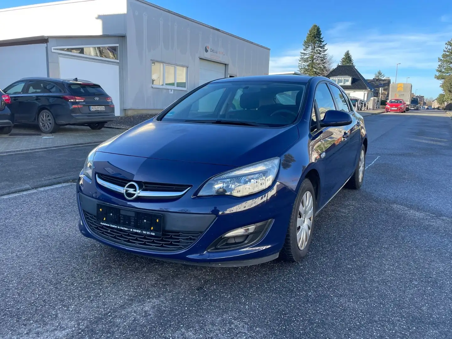 Opel Astra J Lim. 5-trg. Edition Blau - 2