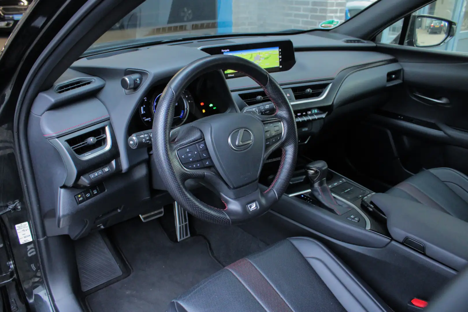 Lexus UX 250h F Sport Line |trekhaak|stuur/stoel verwarming|elek Zwart - 2