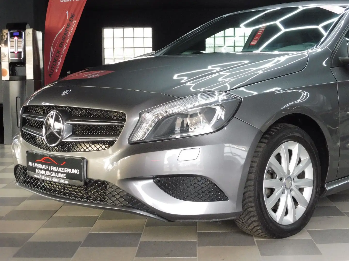 Mercedes-Benz A 180 A180 BlueEfficiency Aut/Navi/Bi-Xenon/Sitz-Hz Grau - 1