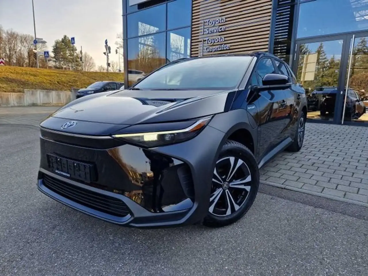 Toyota bZ4X Comfort-Paket Navi 360 Kamera LED ACC El. Heckklap — миниатюра 1