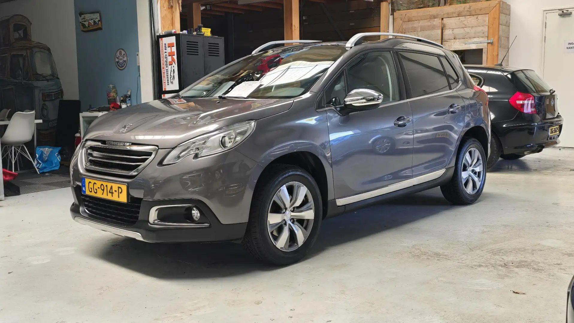 Peugeot 2008 1.2 PureTech Allure Navi, Panodak, Dealer onderh, Grau - 1