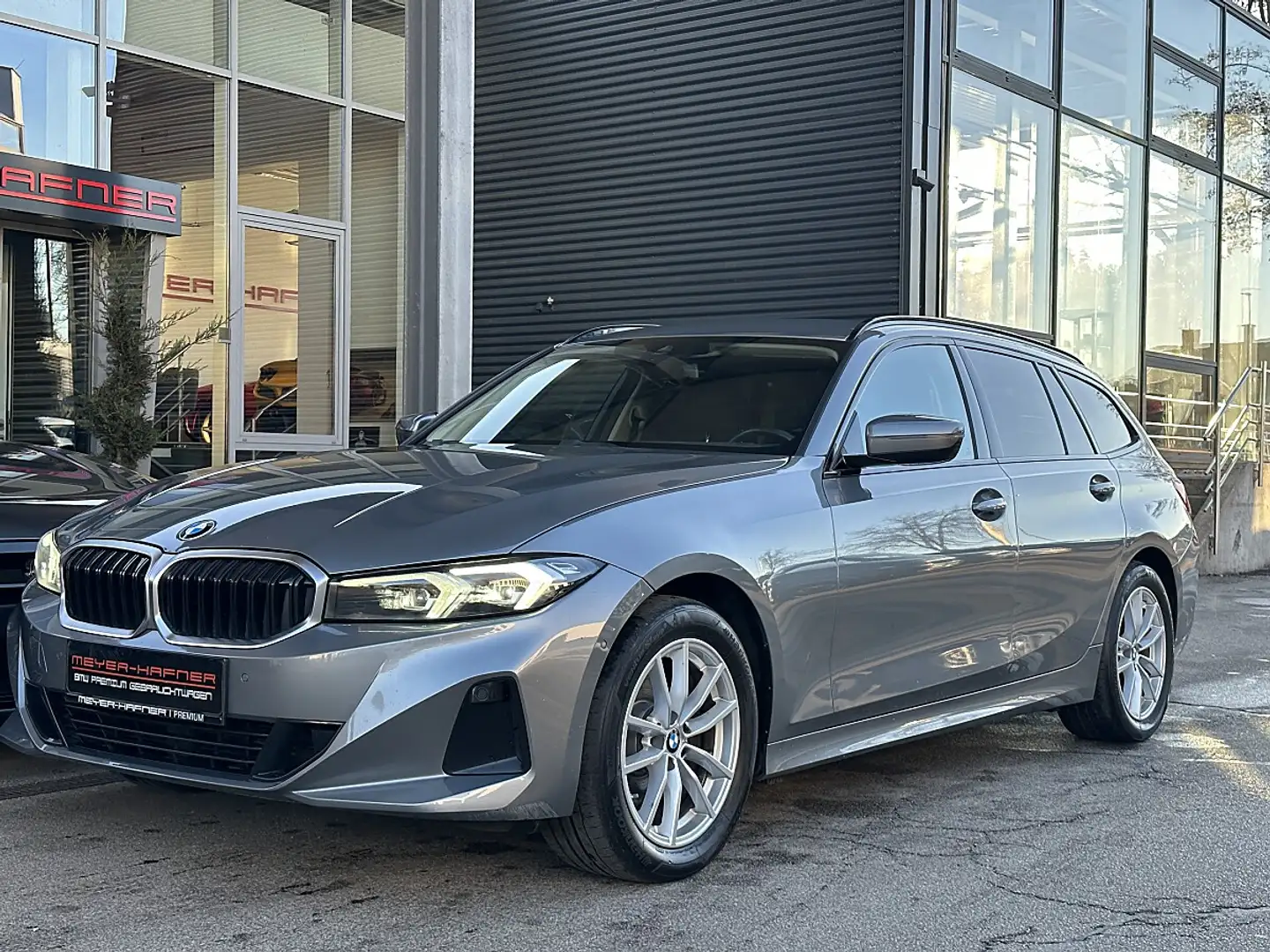 BMW 320 d xDrive Touring Aut. Grau - 2