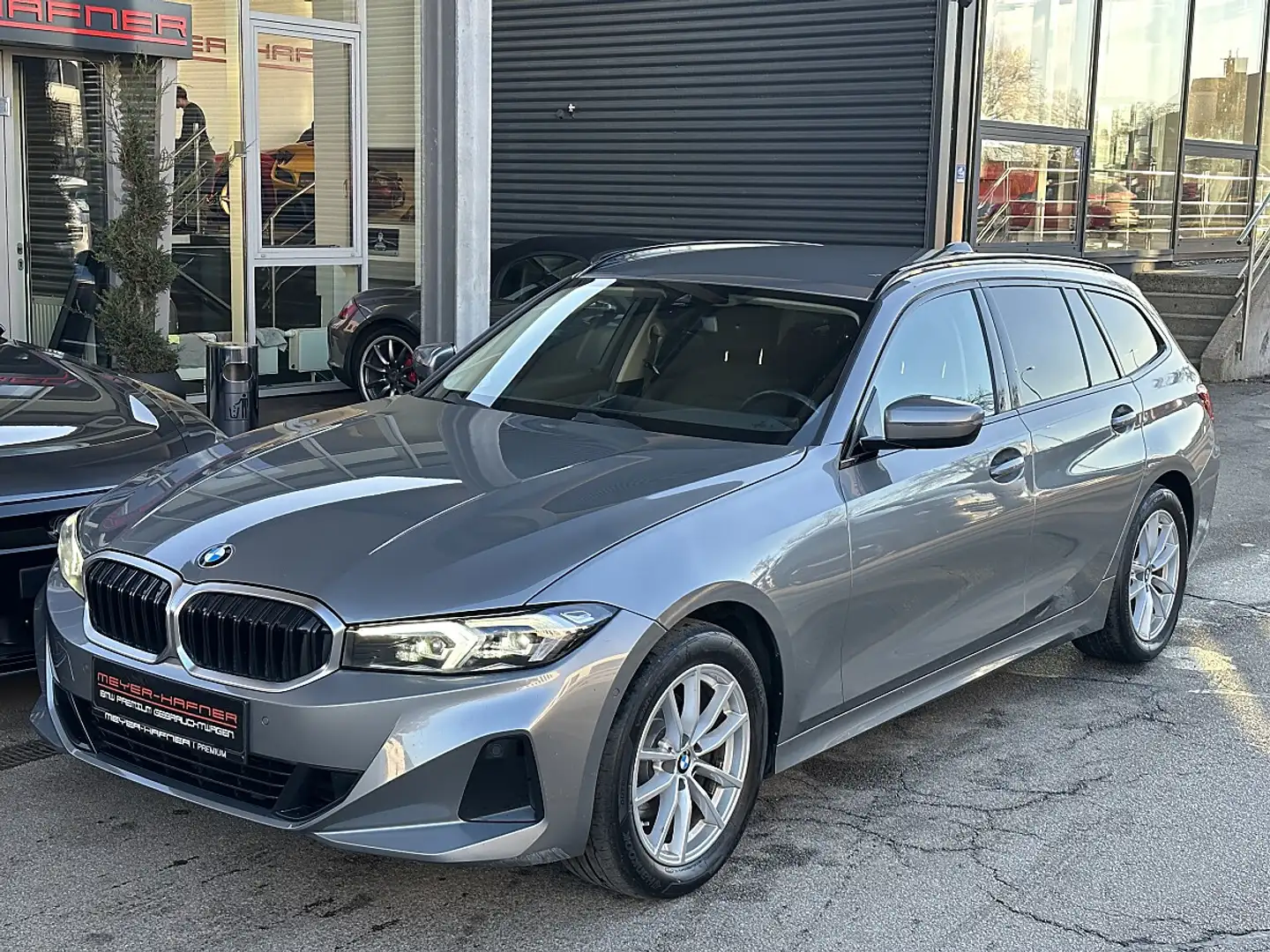 BMW 320 d xDrive Touring Aut. Grau - 1