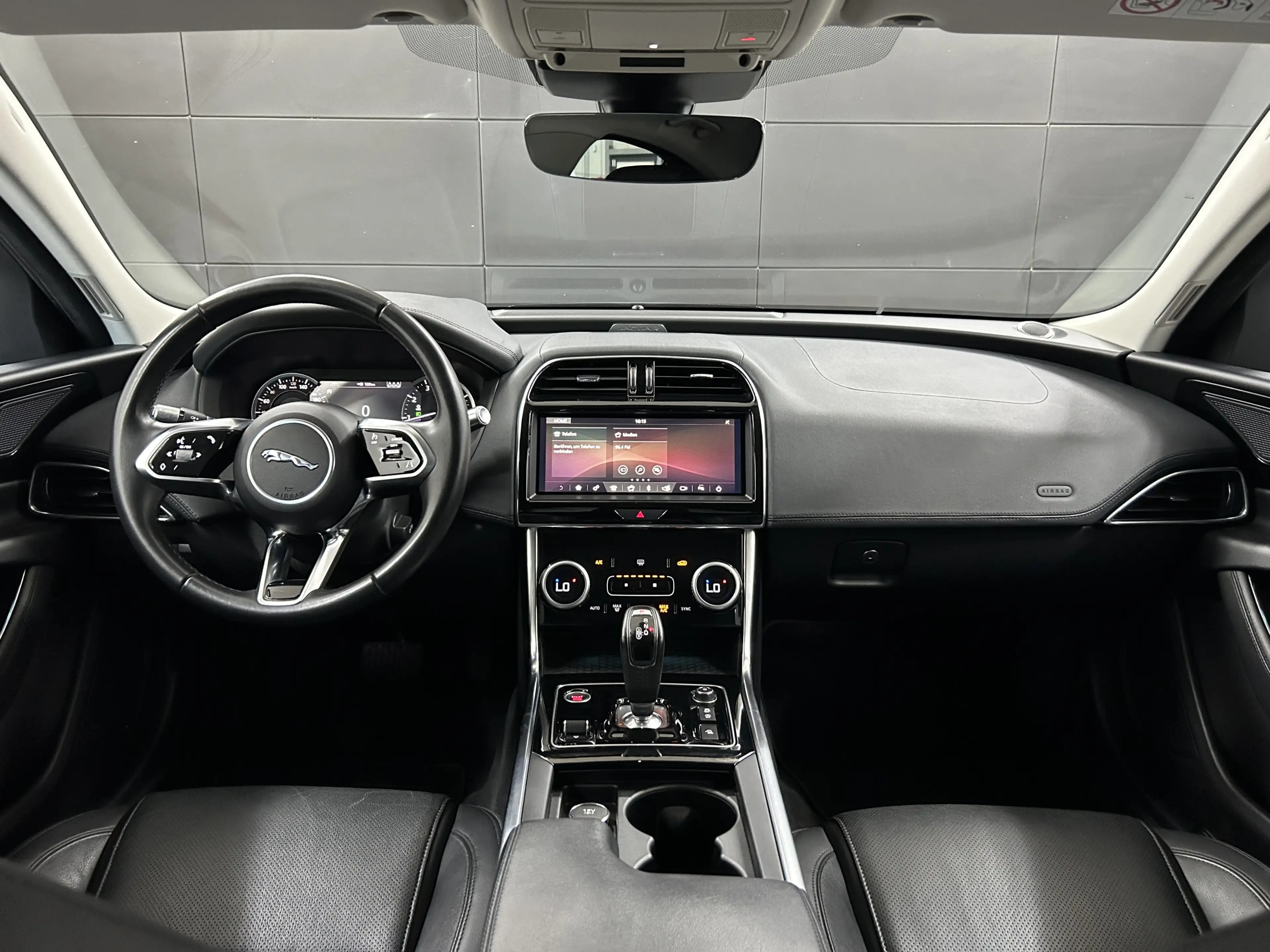 Jaguar XE S+KAM+LED+Keyless+NBA+TEMP+SHA+CarPlay — photo 9