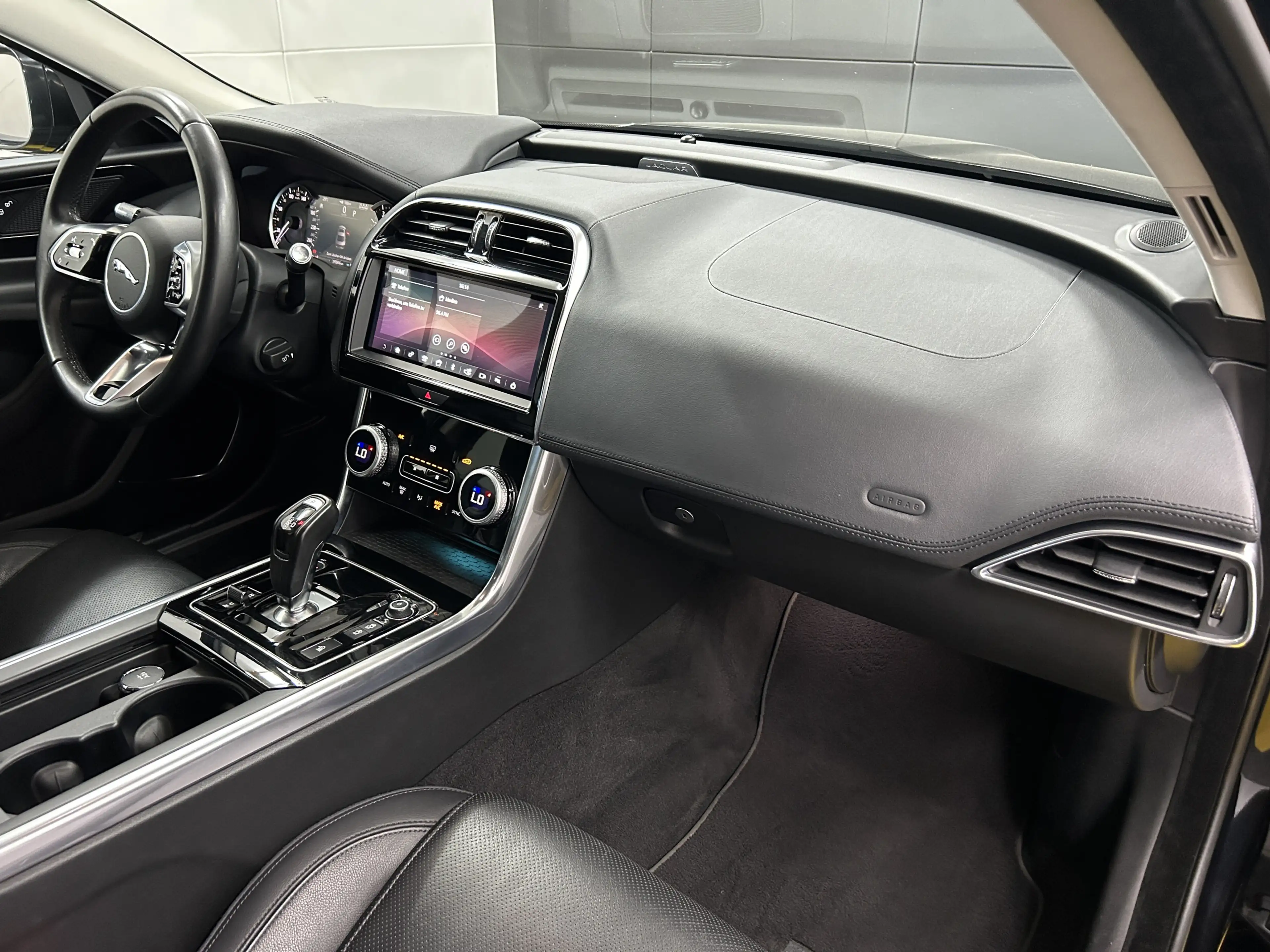 Jaguar XE S+KAM+LED+Keyless+NBA+TEMP+SHA+CarPlay — photo 11