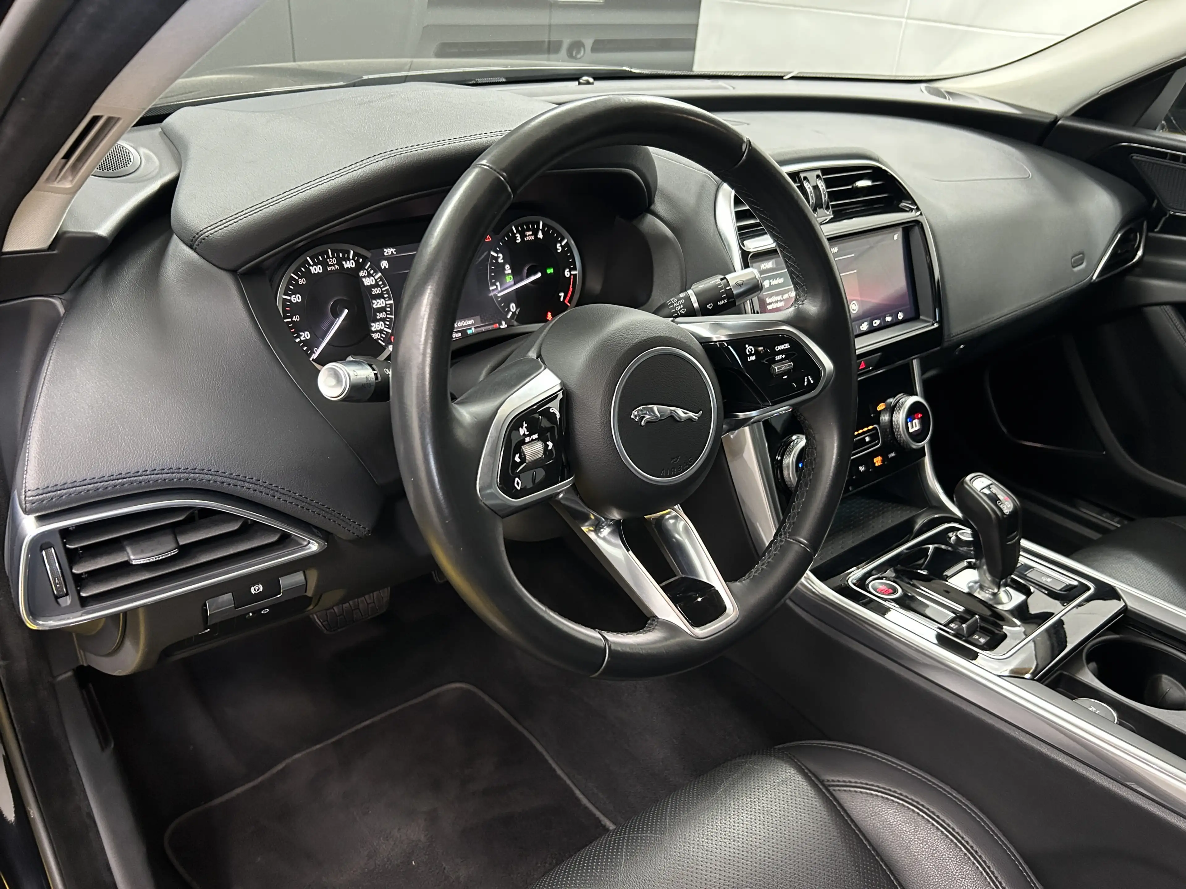 Jaguar XE S+KAM+LED+Keyless+NBA+TEMP+SHA+CarPlay — photo 8