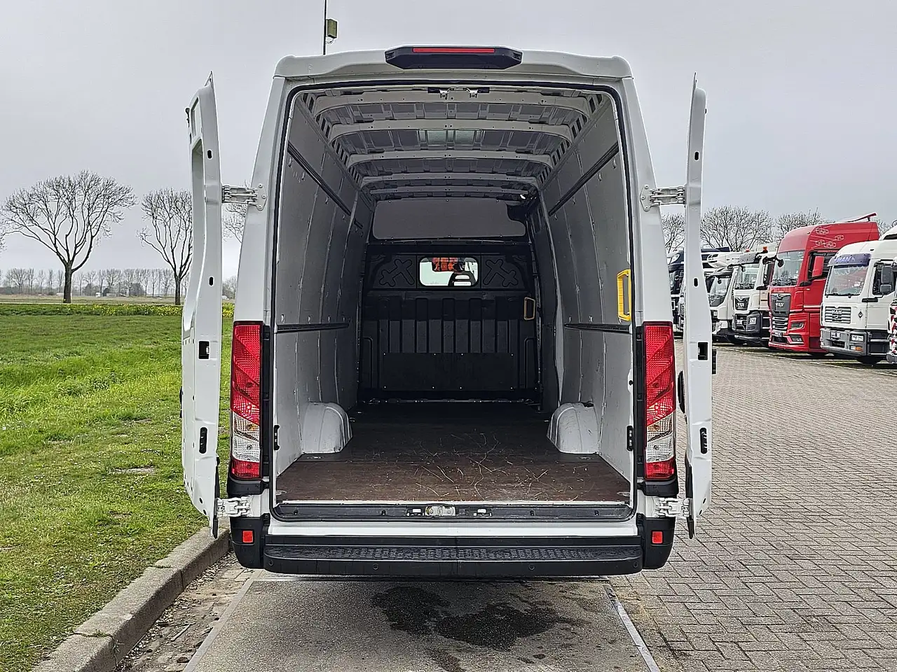 Iveco Daily 2024 — фото 12