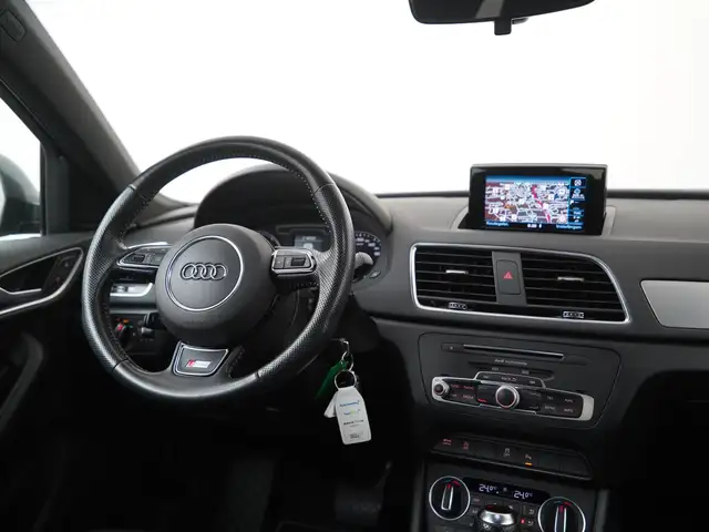 Audi Q3 view 5
