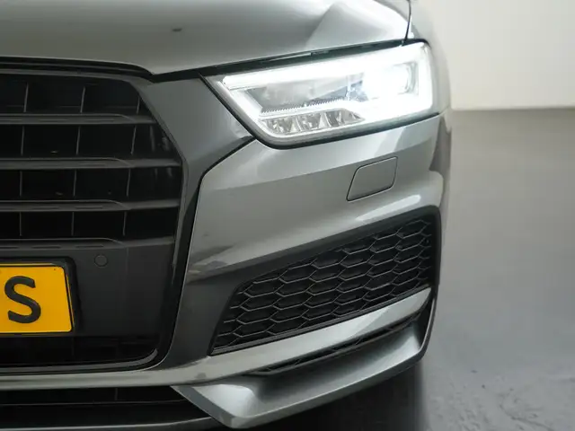 Audi Q3 view 25