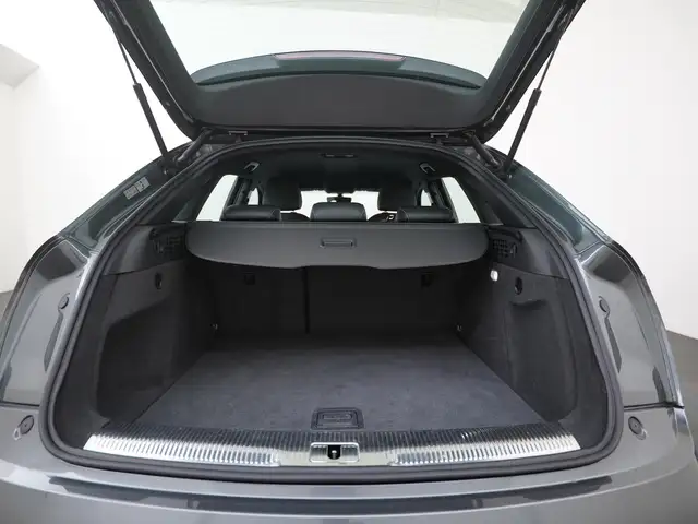 Audi Q3 view 28