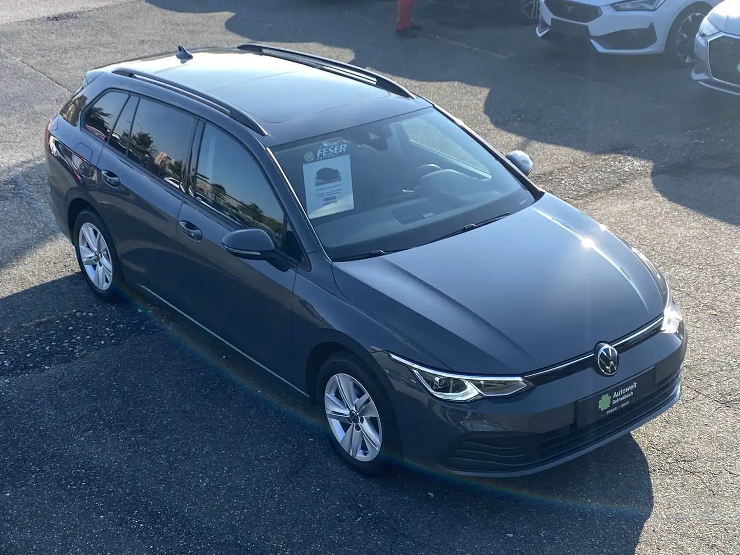Volkswagen Golf VIII Variant 2.0 TDI DSG LED AHK APP PANO Grijs - 1