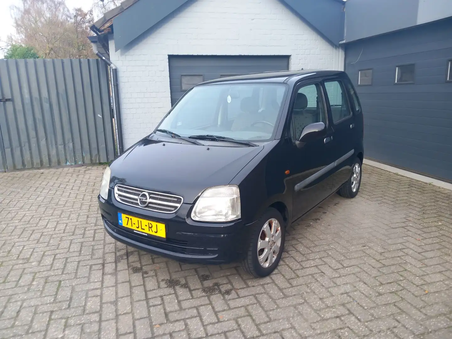 Opel Agila 1.2-16V Star Edition,Van eerste eigenaar,Lichtmeta Zwart - 1