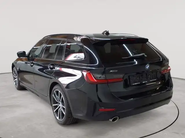 BMW 3 Series view 5