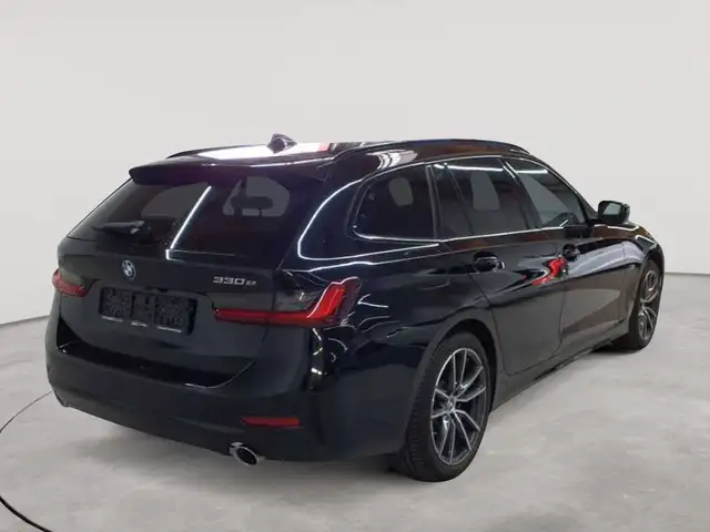 BMW 3 Series view 4