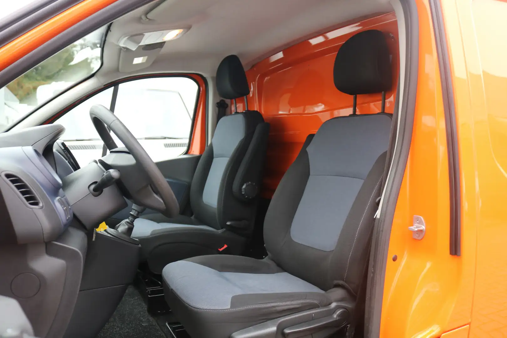 Opel Vivaro 1.6 CDTI 95pk Euro 6 L1 H1 Airco Navigatie Trekhaa Oranje - 2