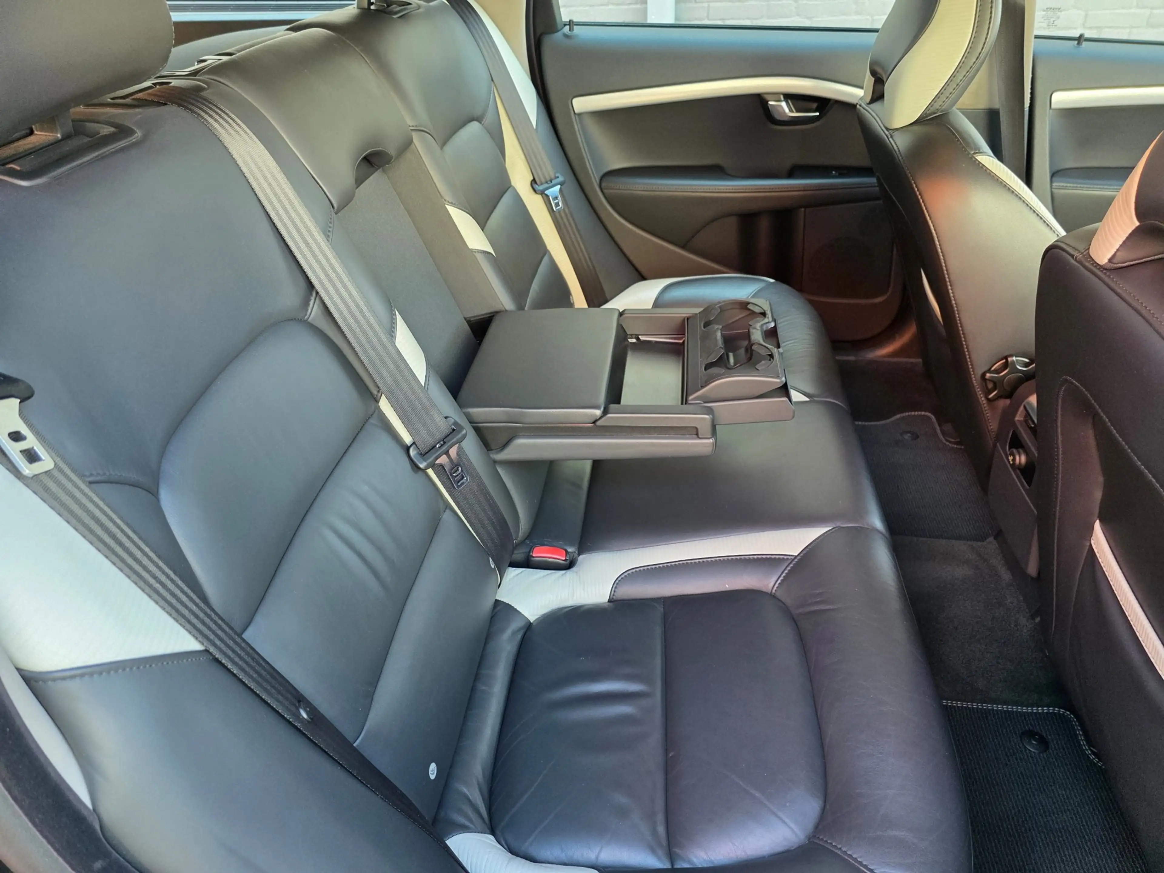 Volvo V70 1.6 T4 R-Edition Automaat BJ.2013 / Navi / Leder / — photo 14