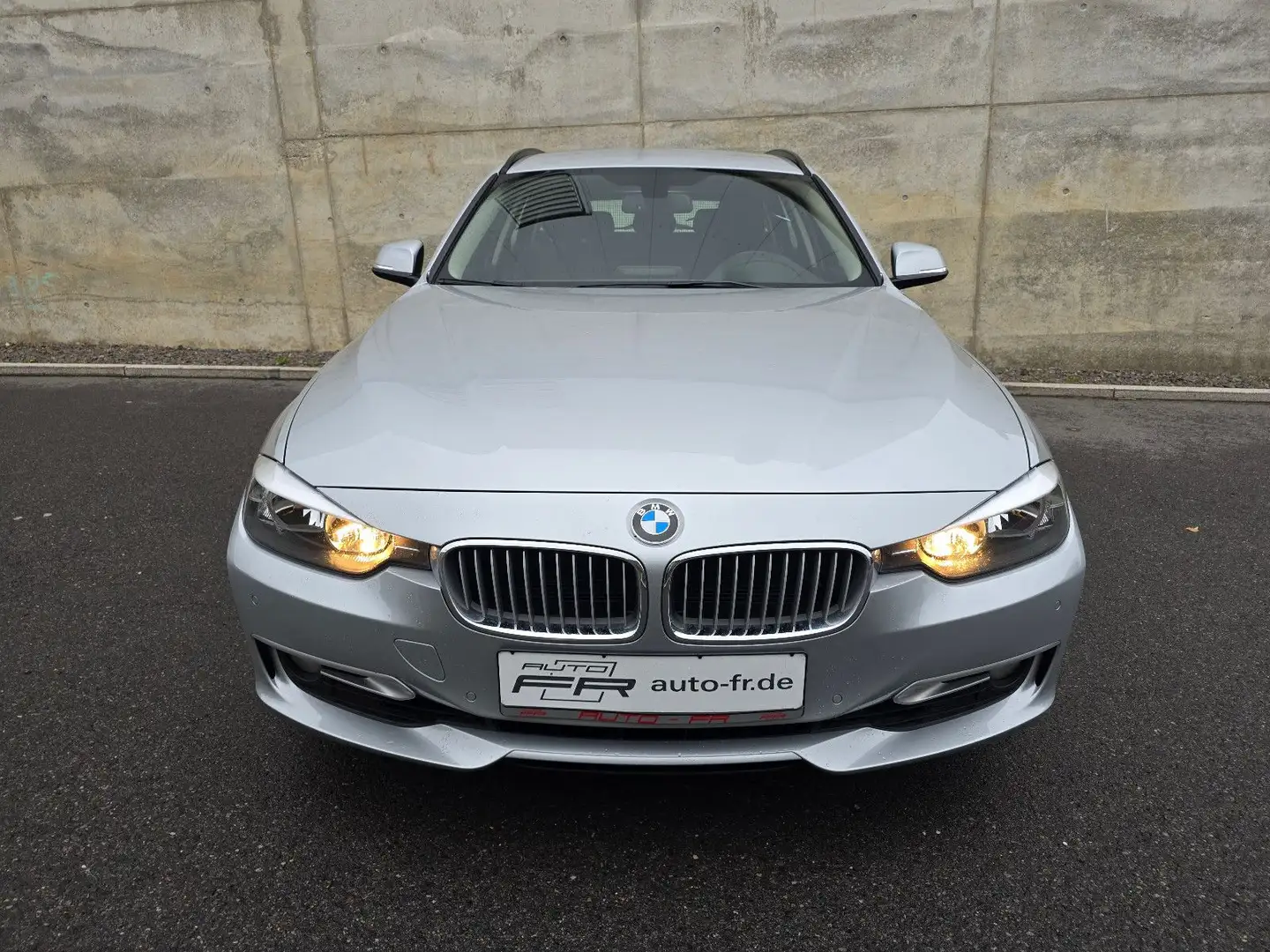 BMW 320 i Touring F31 184PS 1.Hand erst74Tkm NAVI PDC Silber - 2