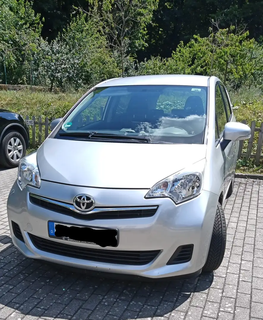Toyota Verso-S Verso S 1.33 VVT-i Life Plateado - 2
