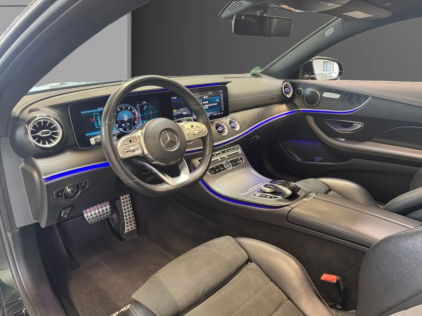 Mercedes-Benz AMG Line Schwarz - 2