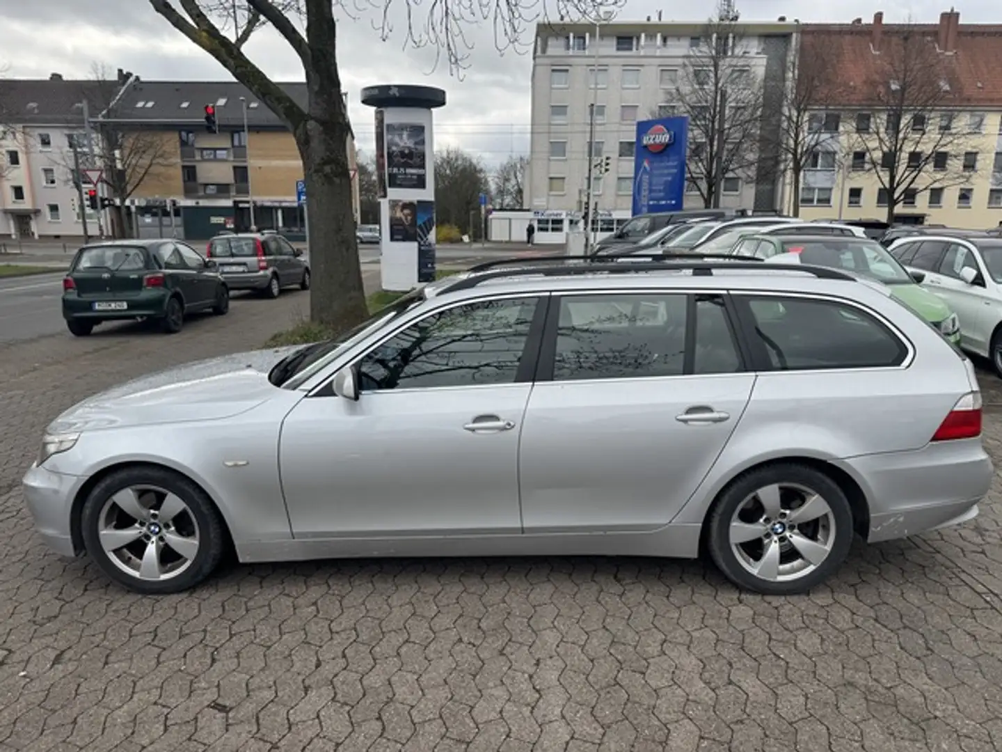 BMW 525 d touring Aut Leder Klima Panorama AHK Silber - 1