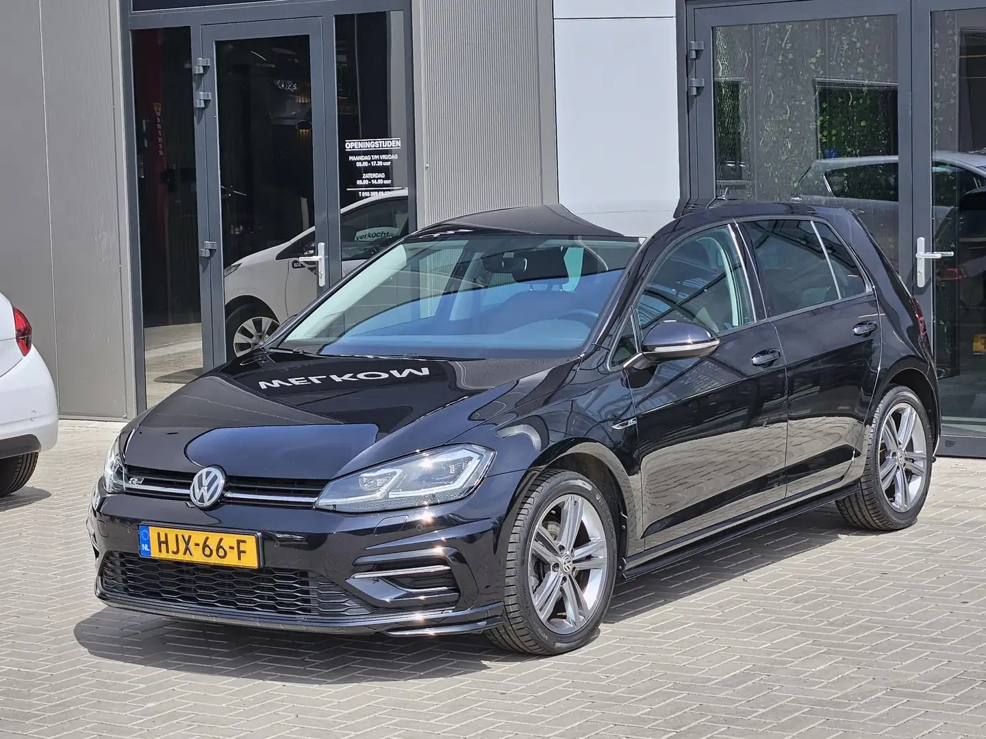 Volkswagen Golf 1.5 TSI 150pk Highline Business R-Line Zwart - 2