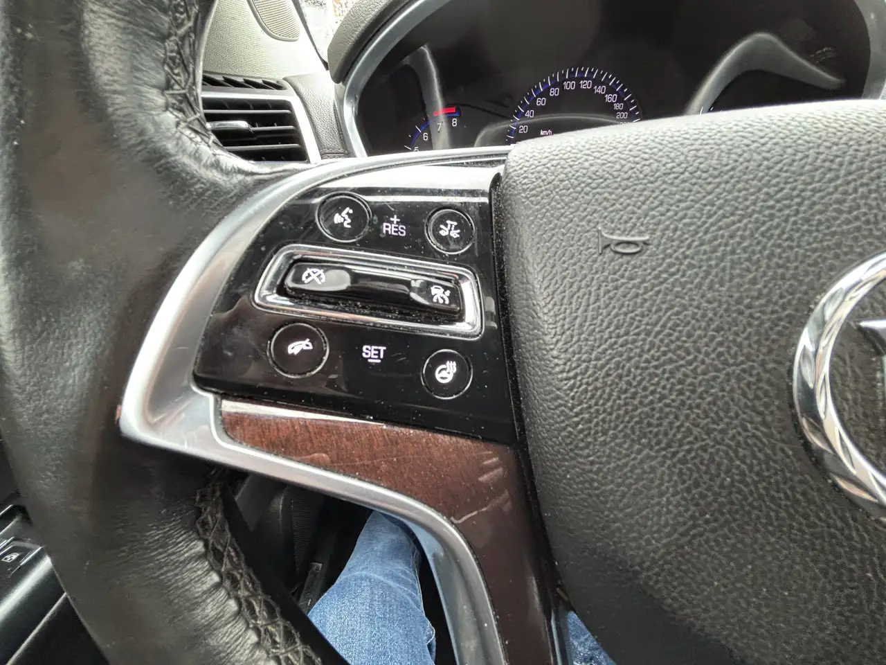 Cadillac SRX снимка Cadillac SRX
