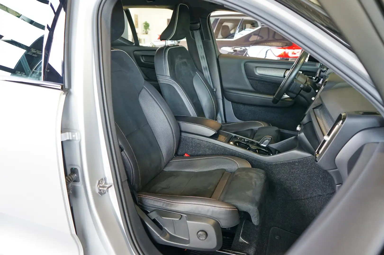 Volvo XC40 2.0 T4 AWD R-Design TREKHAAK | CAMERA | HARMAN/KAR Argent - 2