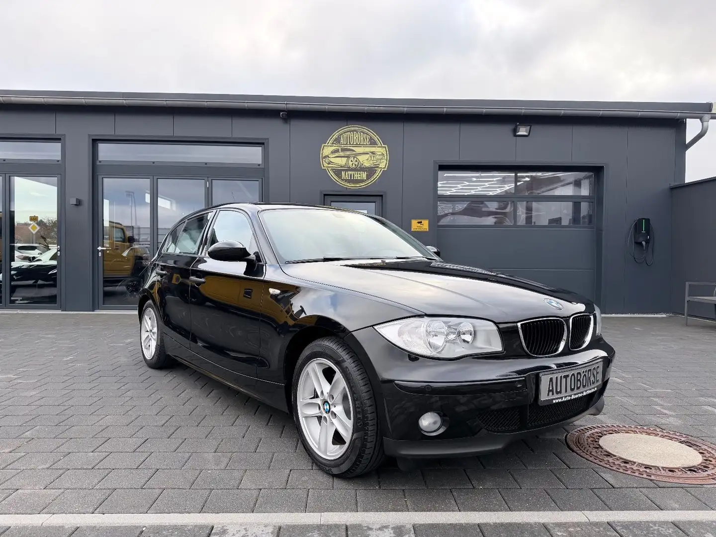 BMW 118 i*Klima*Leder*Pano*PDC Schwarz - 1