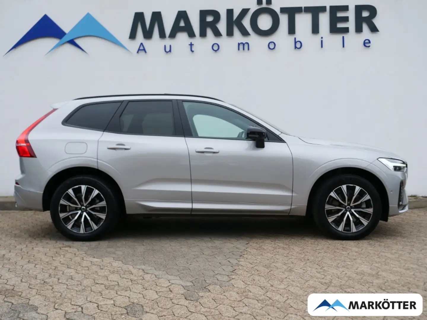 Volvo XC60 B4 2WD Plus Dark /360/Schiebedach/BLIS/ Silber - 2