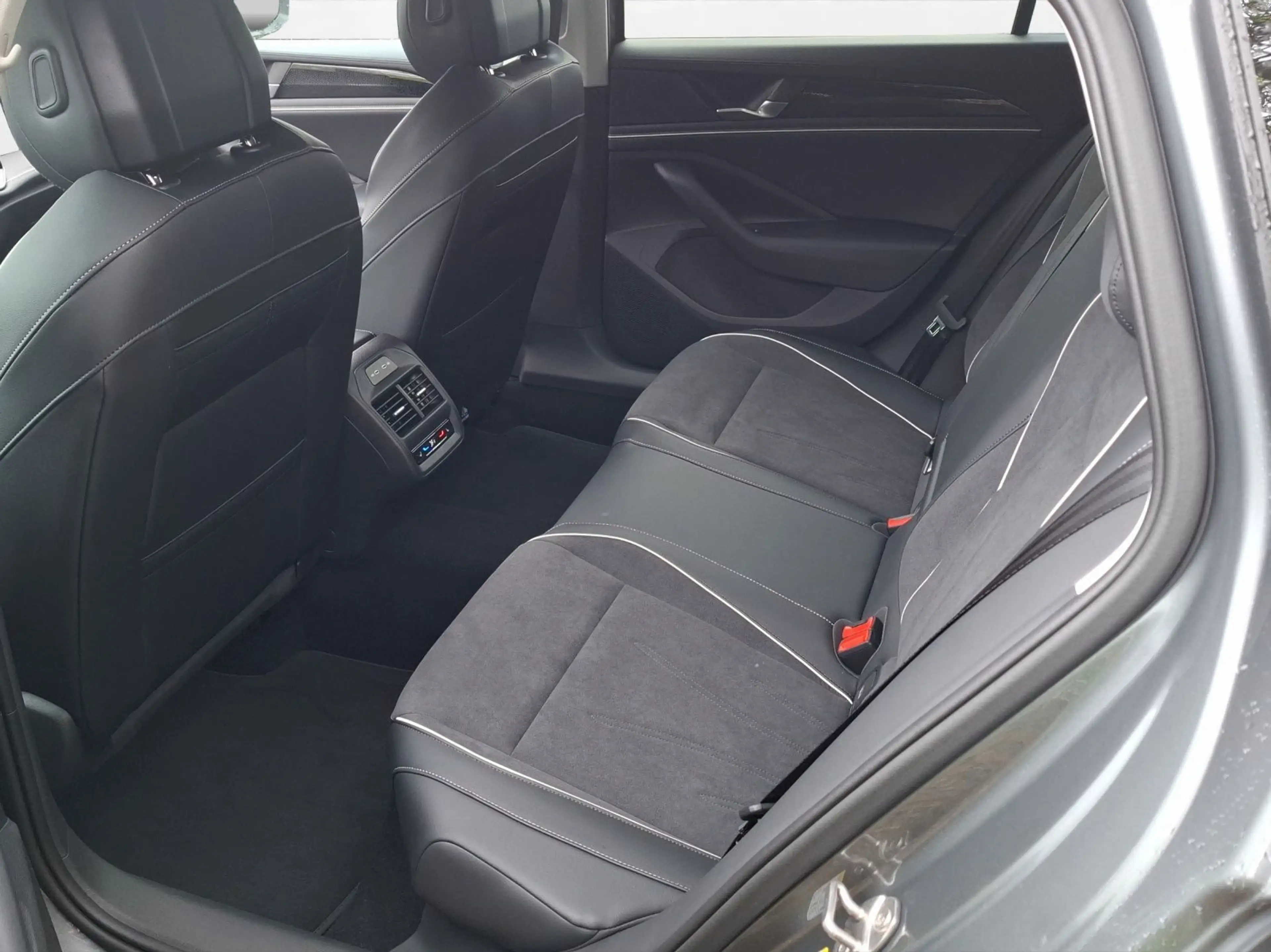 Volkswagen Passat Variant Passat Business 177 PS eHybrid | Massagesitze | — photo 3