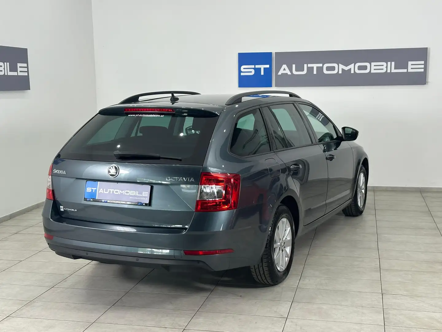 Skoda Octavia 1.6 TDI Ambition // AHK // NAVI // SHZ // Grau - 2