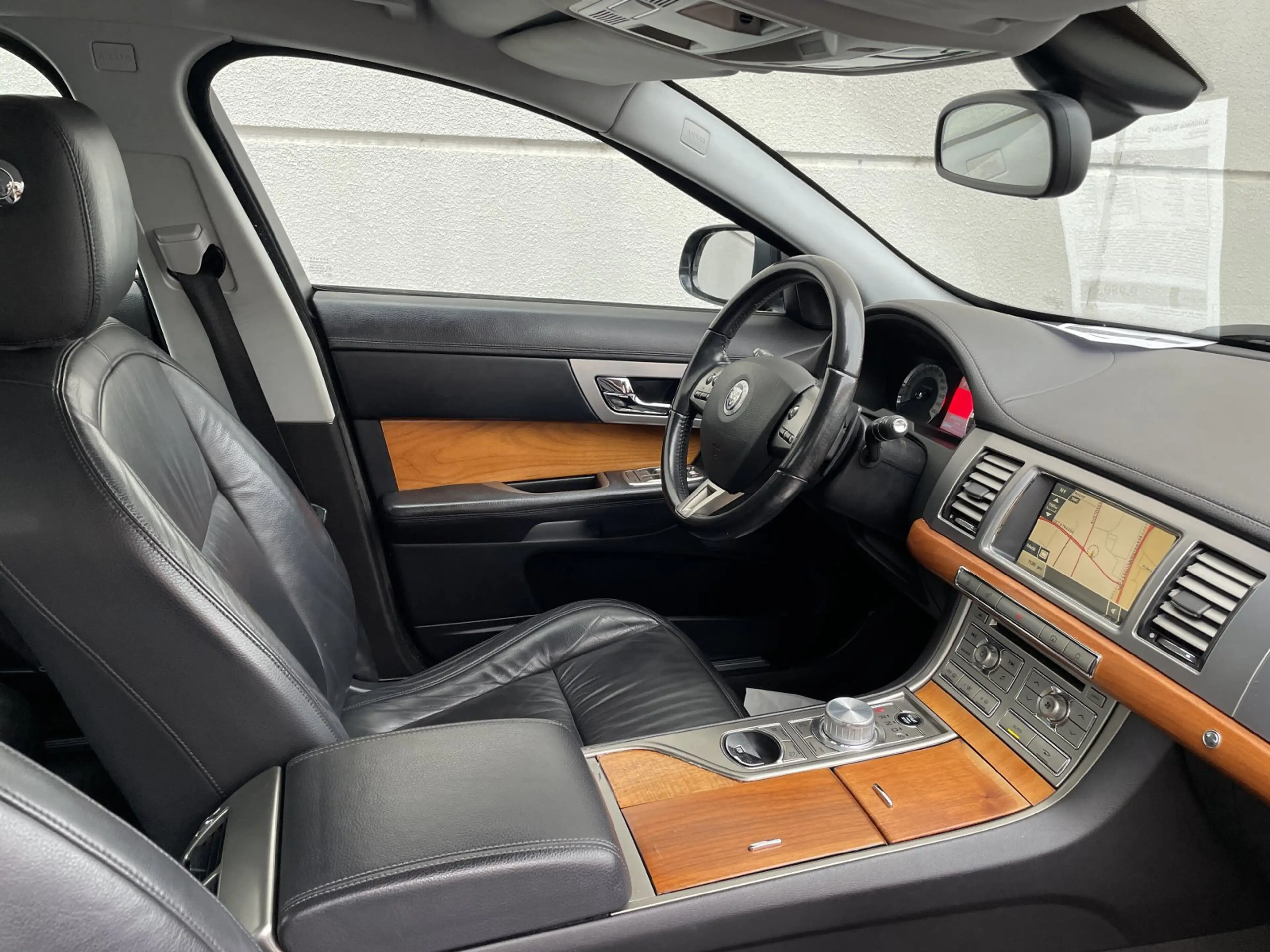 Jaguar XF 3.0 D V6 Luxury Leder BiXen RKam — photo 11