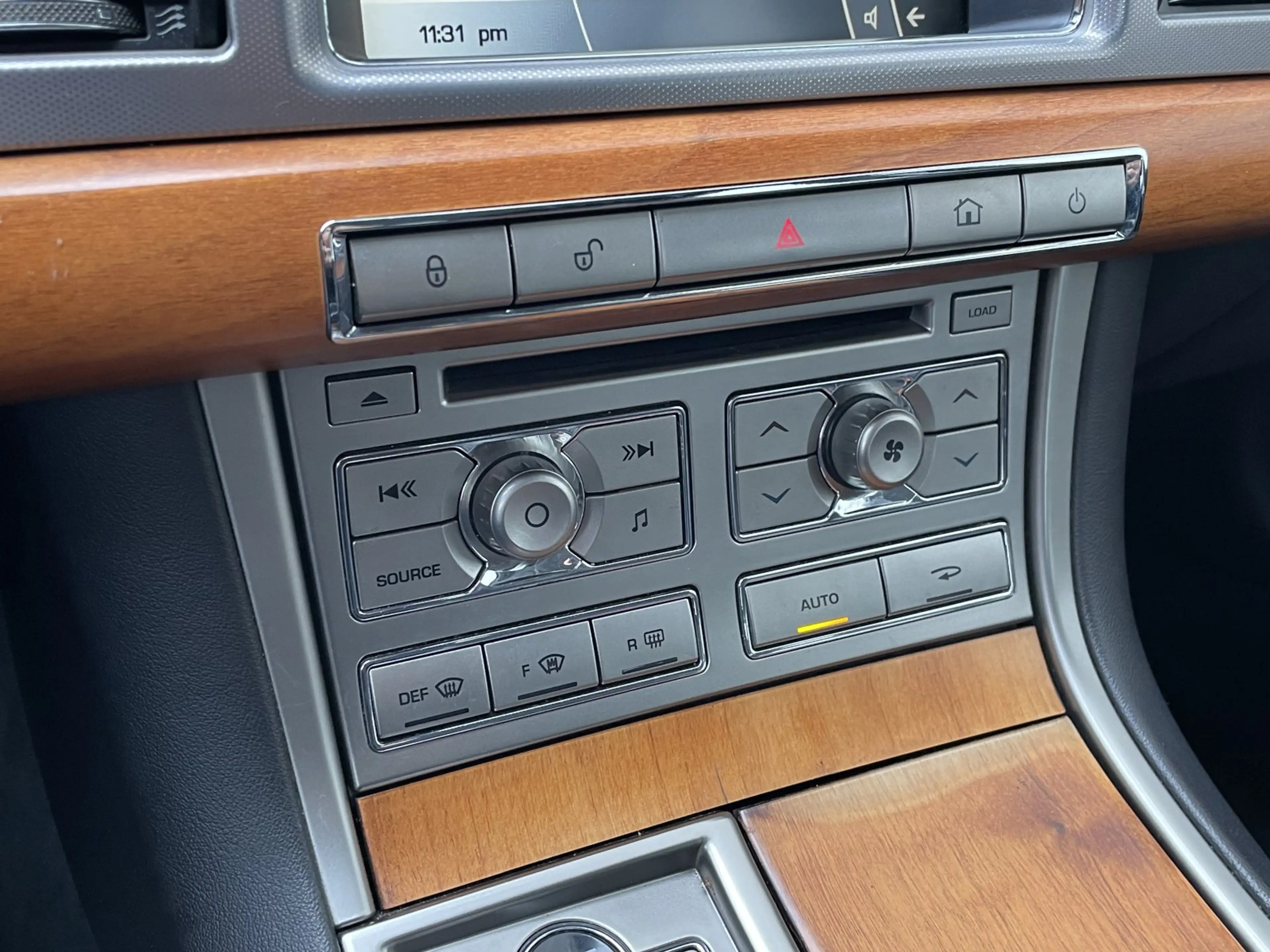 Jaguar XF 3.0 D V6 Luxury Leder BiXen RKam — photo 14