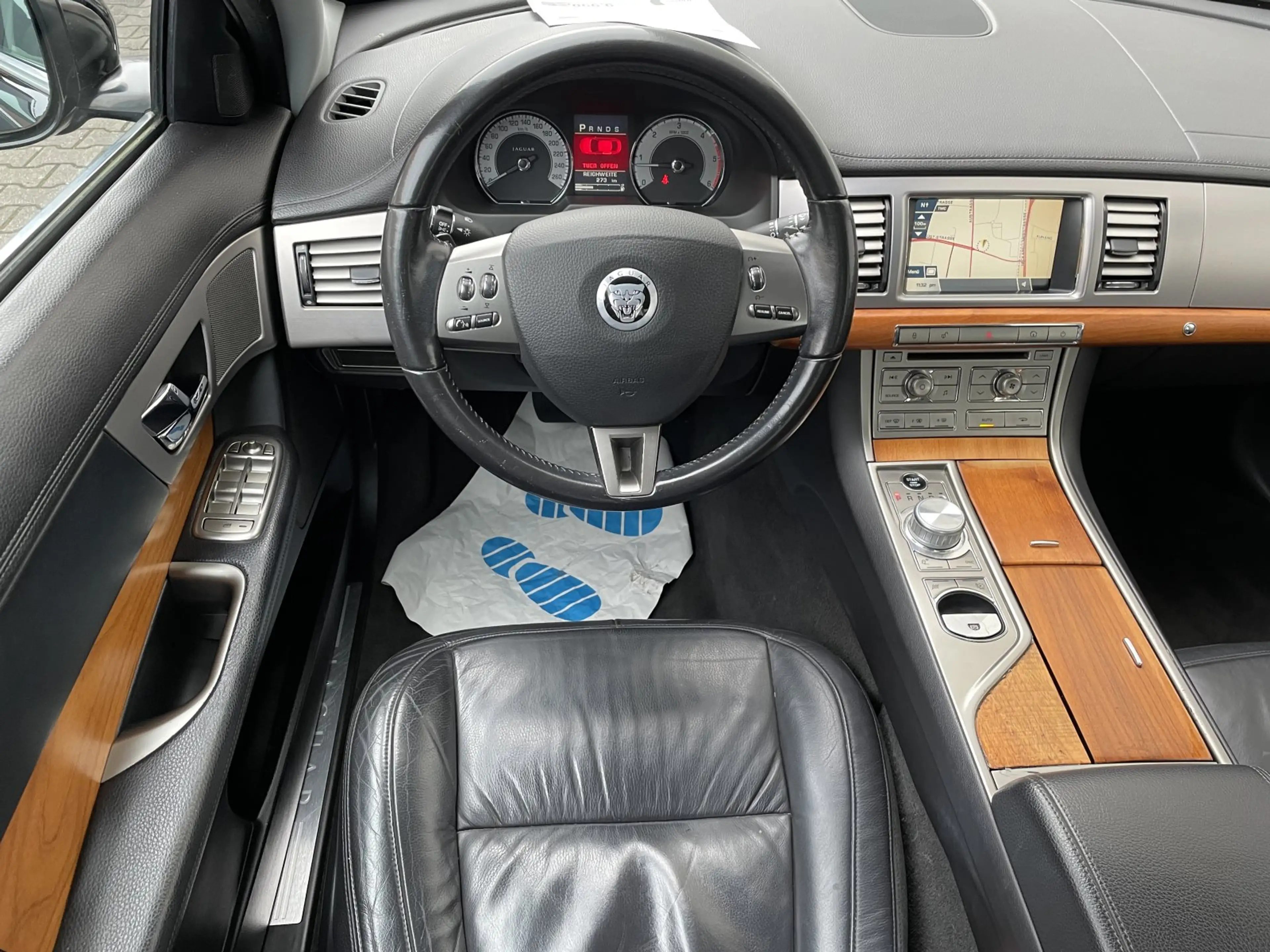 Jaguar XF 3.0 D V6 Luxury Leder BiXen RKam — photo 4