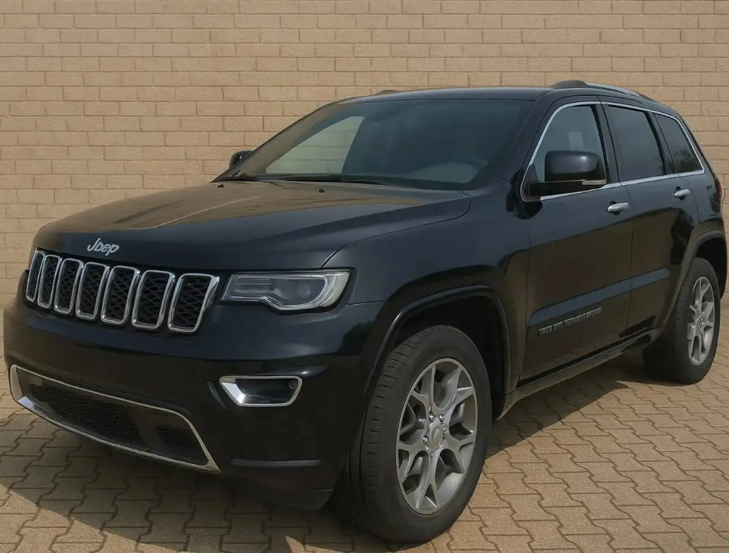Jeep Grand Cherokee Overland Sportsitze LED AHK Klima Sound - System Schwarz - 1