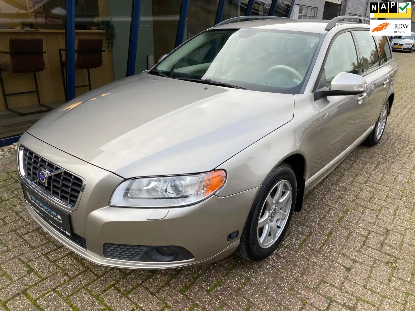 Volvo V70 2.5FT Momentum 200PK H.LEER / PDC / TREKHAAK Brun - 1
