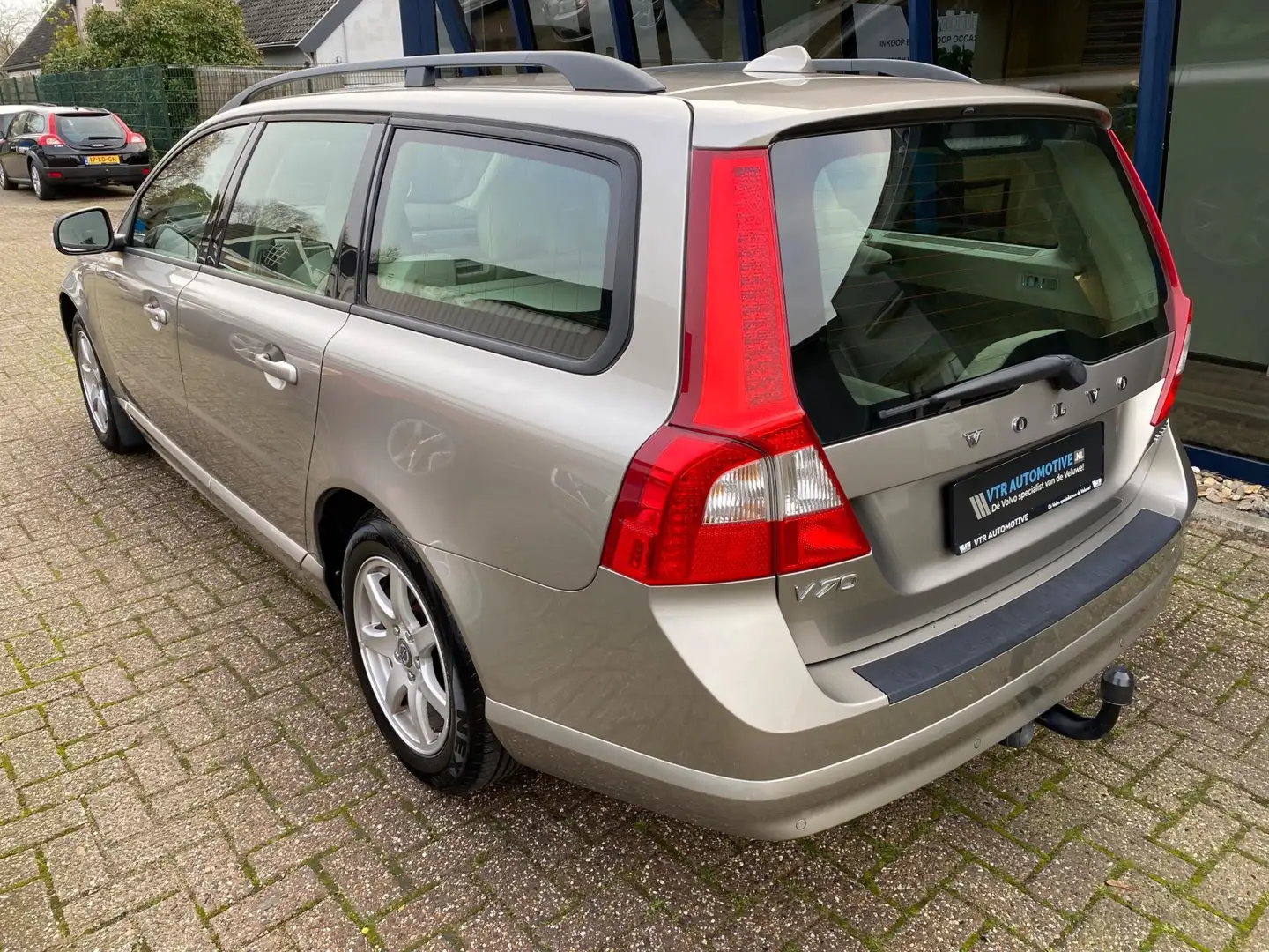 Volvo V70 2.5FT Momentum 200PK H.LEER / PDC / TREKHAAK Brun - 2