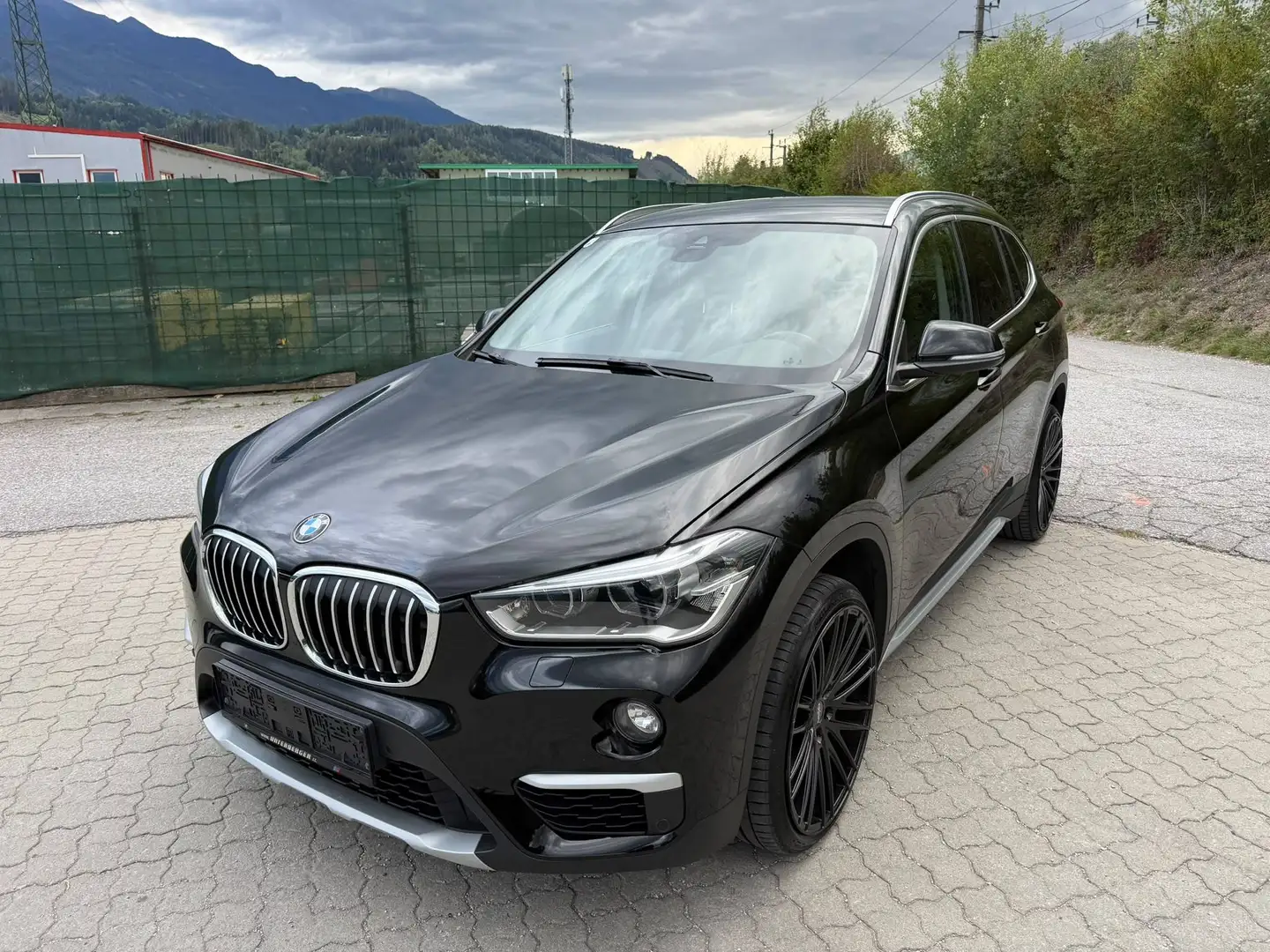 BMW X1 xDrive 18 d xLine ab €185,- mtl. Schwarz - 1