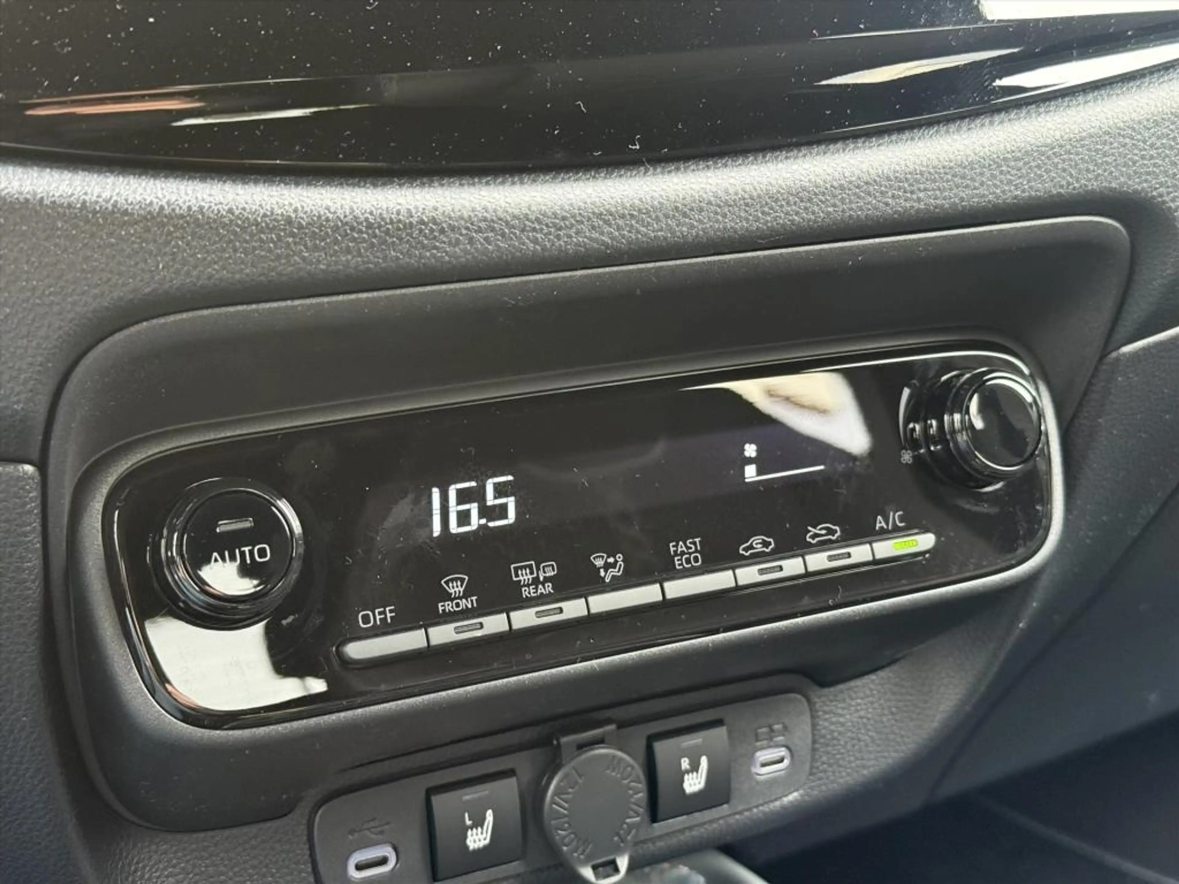 Toyota Aygo X 1.5 Hybrid Pulse Plus | Tarragon, Bi-Tone, Stoelve — photo 28