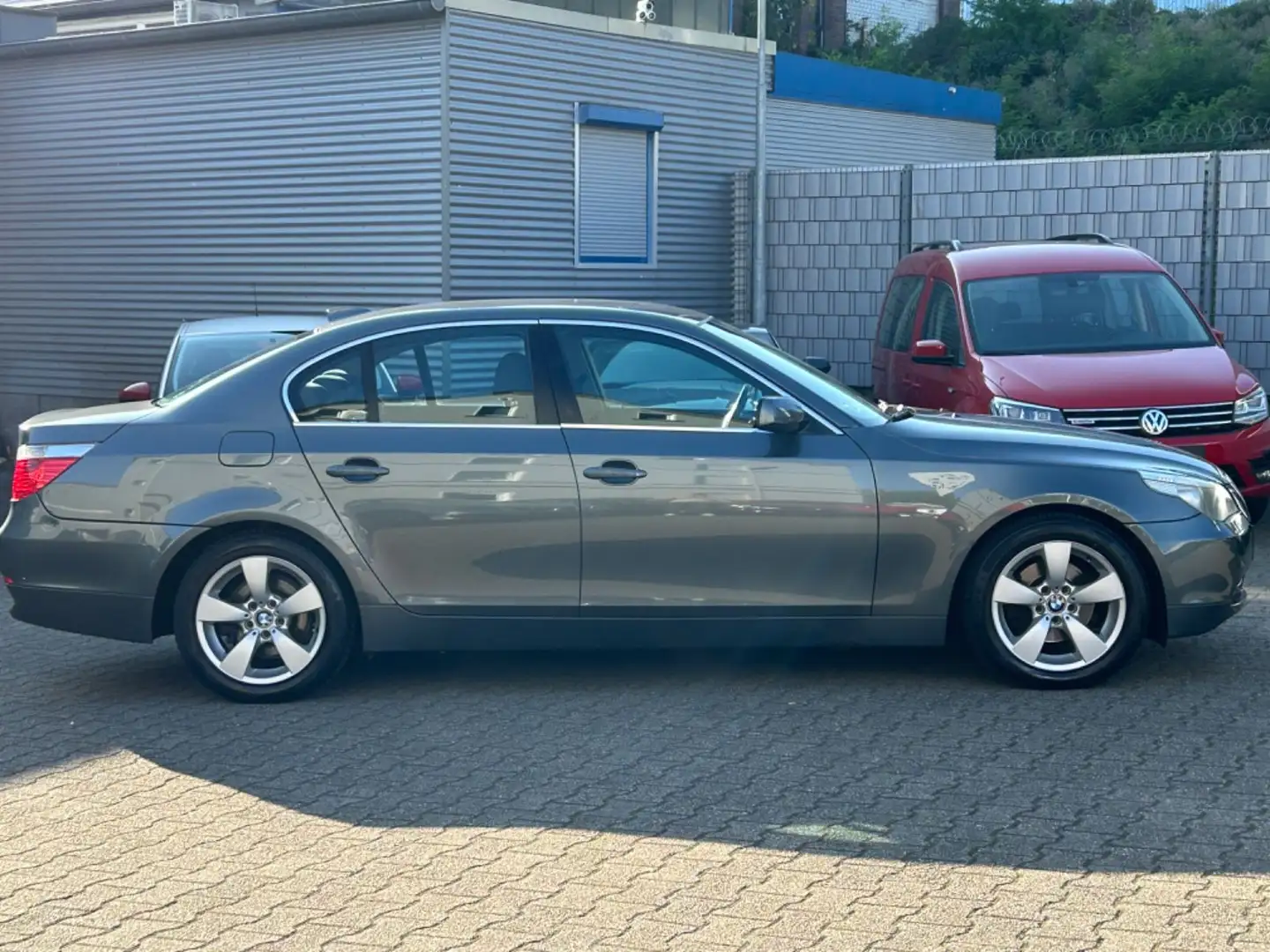 BMW 523 i Lim. Automatik Xenon Standheizung SHZ PDC Grau - 2