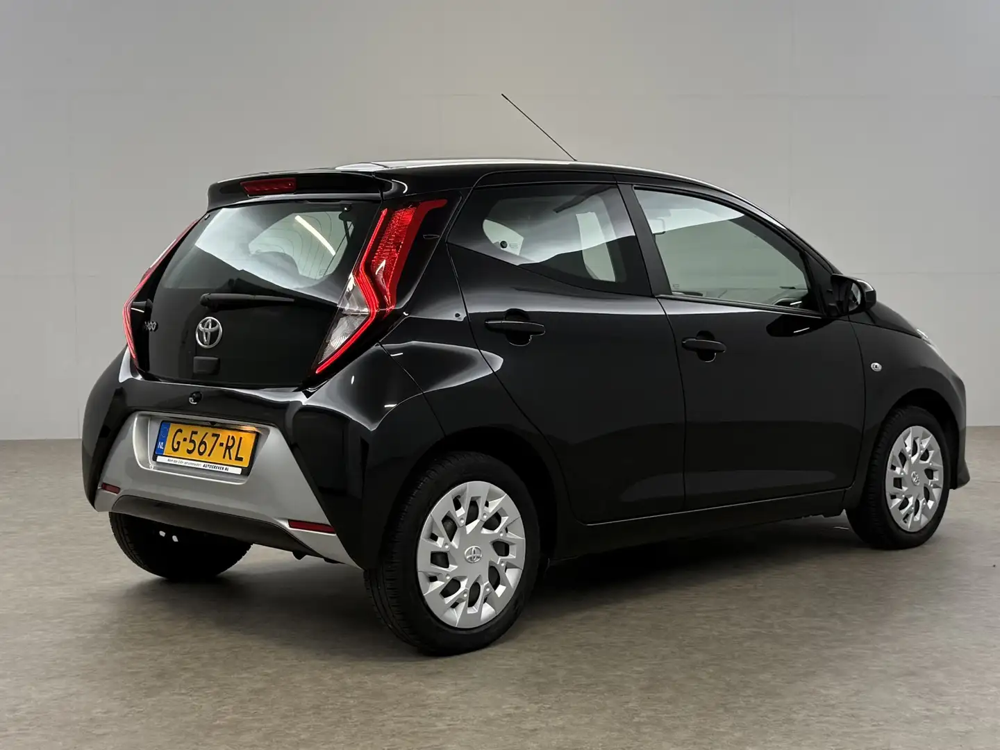 Toyota Aygo 1.0 VVT-i x-play Airco LED Cruise Camera Navigatie Zwart - 2