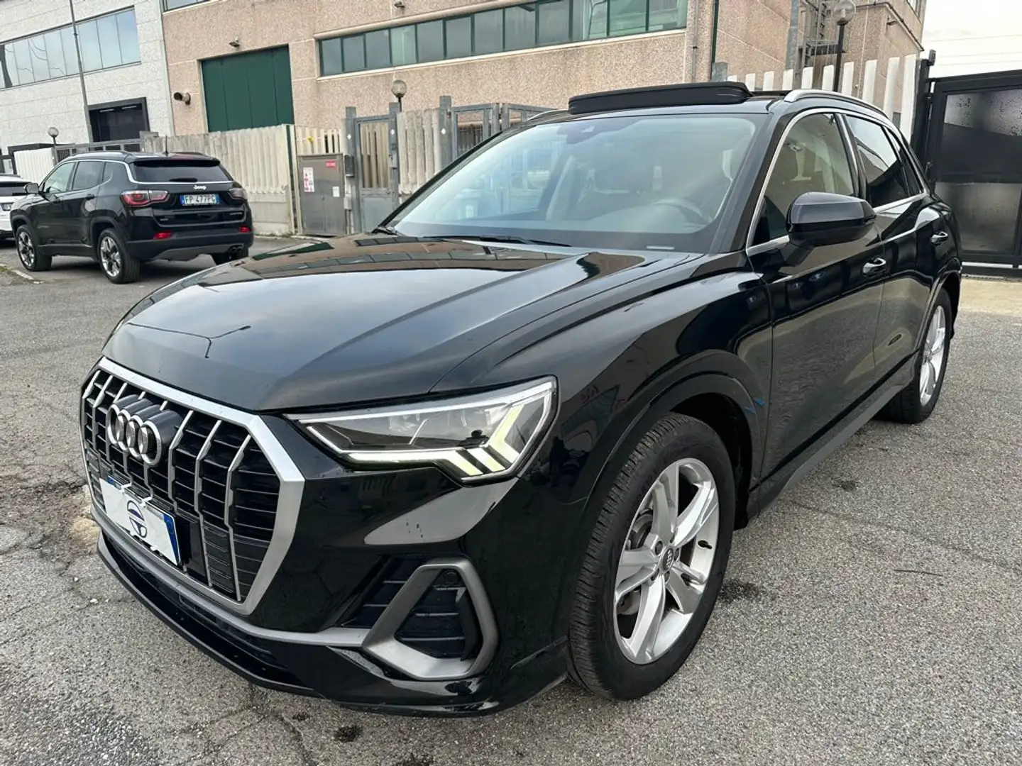 Audi Q3 40 TFSI quattro S tronic Schwarz - 1